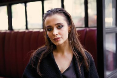 Muhteşem genç esmer kadın siyah giysili poz