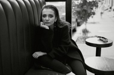 Muhteşem genç esmer kadın siyah giysili poz 