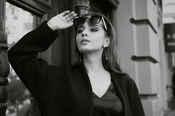 Sokakta Poz Siyah Giysili Güzel Genç Esmer Kadın — Stok fotoğraf
