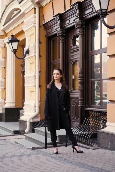 Magnifique Jeune Femme Brune Vêtements Noirs Posant Dans Rue — Photo