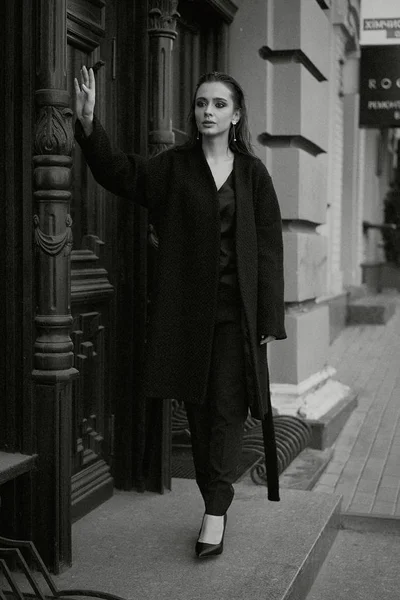 Prachtige Jonge Brunette Vrouw Zwarte Kleding Poseren Straat — Stockfoto