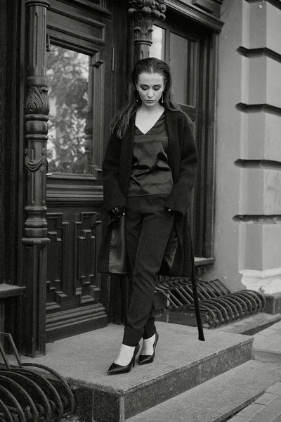 Πανέμορφη Μελαχρινή Νεαρή Γυναίκα Μαύρα Ρούχα Ποζάρει Στον Δρόμο — Φωτογραφία Αρχείου