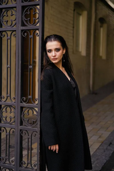 Prachtige Jonge Brunette Vrouw Zwarte Kleding Poseren Straat — Stockfoto