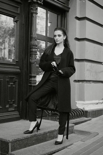 黒服通りのポーズでゴージャスな若いブルネットの女性 — ストック写真
