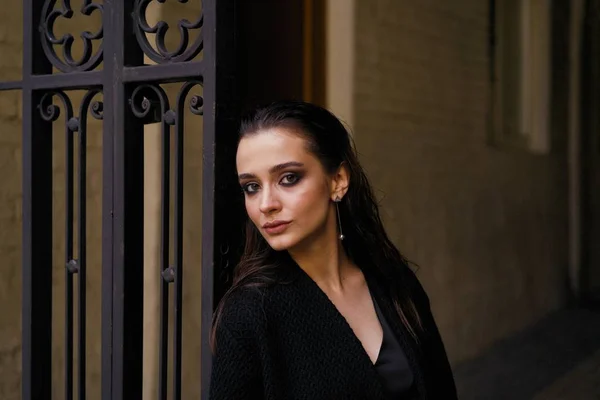 Magnifique Jeune Femme Brune Vêtements Noirs Posant Dans Rue — Photo