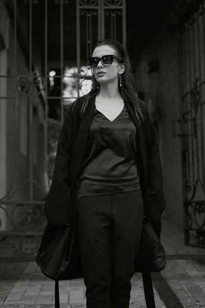 Sokakta Poz Siyah Giysili Güzel Genç Esmer Kadın — Stok fotoğraf