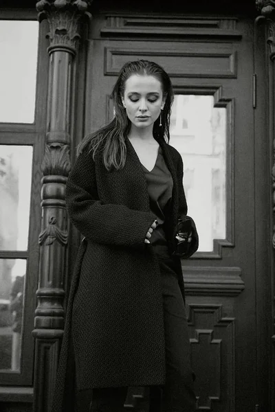 Gorgeous Young Brunette Woman Black Clothes Posing Street — Stock Photo, Image