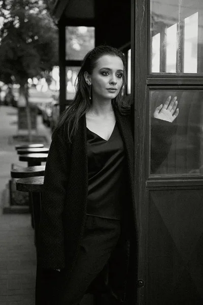 Magnifique Jeune Femme Brune Vêtements Noirs Posant — Photo