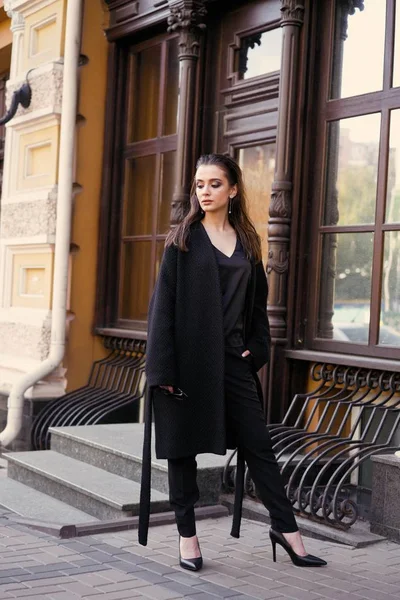 Magnifique Jeune Femme Brune Vêtements Noirs Posant Dans Rue — Photo