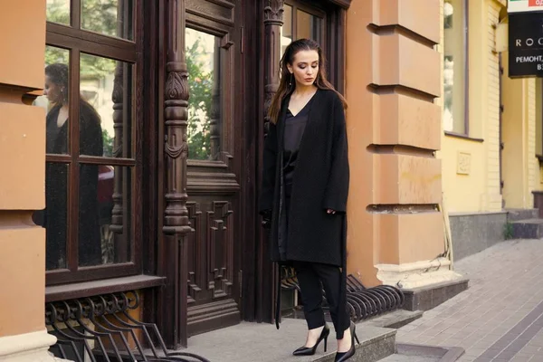 Magnifique Jeune Femme Brune Vêtements Noirs Posant Dans Rue — Photo