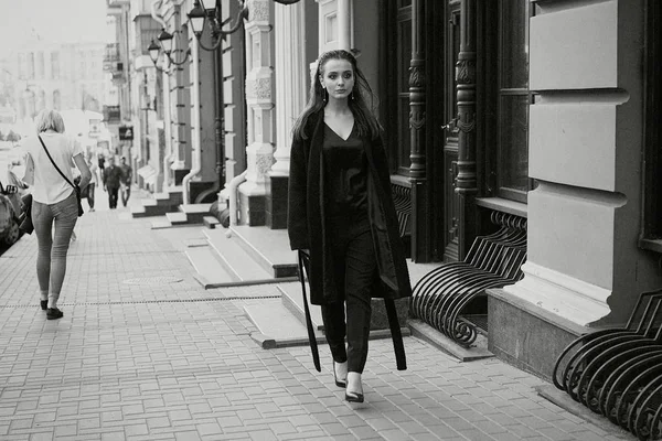 Прекрасная Брюнетка Черной Одежде Позирует Улице — стоковое фото