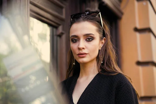 Wunderschöne Junge Brünette Frau Schwarzen Kleidern Posiert Auf Der Straße — Stockfoto