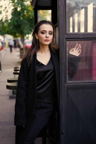 Prachtige Jonge Brunette Vrouw Zwarte Kleding Poseren — Stockfoto