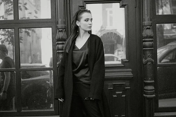 Wunderschöne Junge Brünette Frau Schwarzen Kleidern Posiert Auf Der Straße — Stockfoto
