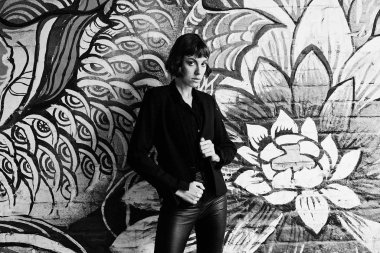 Poz şık siyah giysili genç kısa saçlı kadın              