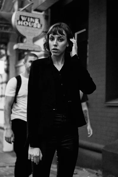 Jeune Femme Aux Cheveux Courts Dans Des Vêtements Noirs Élégants — Photo