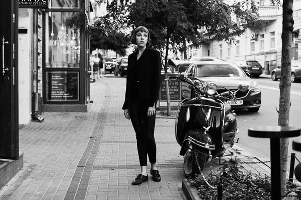 Jeune Femme Aux Cheveux Courts Dans Des Vêtements Noirs Élégants — Photo