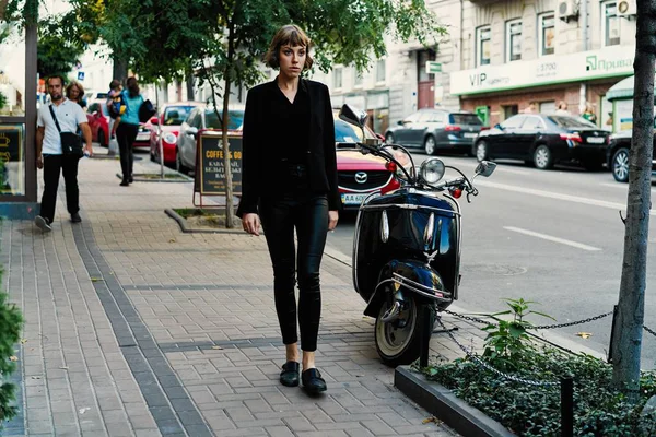 Junge Kurzhaarige Frau Stylischer Schwarzer Kleidung Posiert — Stockfoto