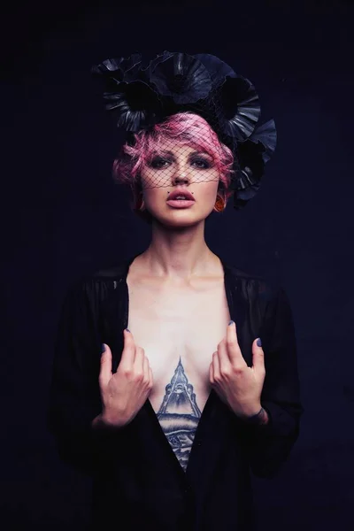 Mooi Portret Van Een Vrouw Met Roze Haar Tattoo — Stockfoto