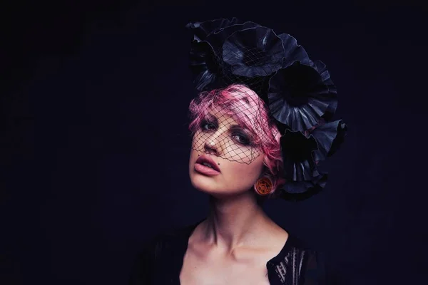 ピンク髪とタトゥーの女性の美しい肖像画 — ストック写真