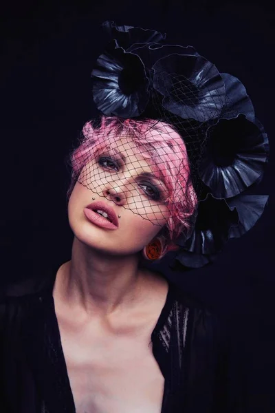 Красивый Портрет Женщины Розовыми Волосами Татуировкой — стоковое фото