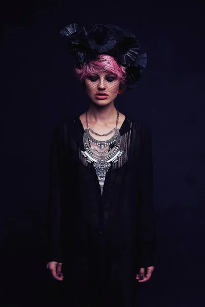 Piękny Portret Kobiety Różowe Włosy Naszyjnik — Zdjęcie stockowe
