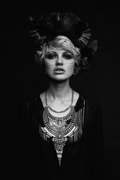 タトゥーと頭飾りを持つ女性の美しい肖像画 — ストック写真