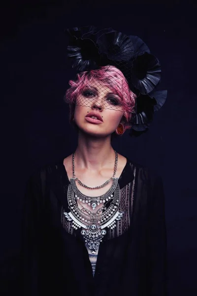 Beau Portrait Femme Aux Cheveux Roses Collier — Photo