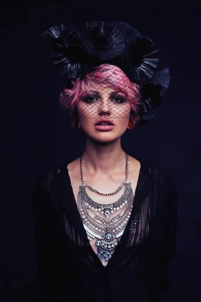 Mooi Portret Van Een Vrouw Met Roze Haren Ketting — Stockfoto