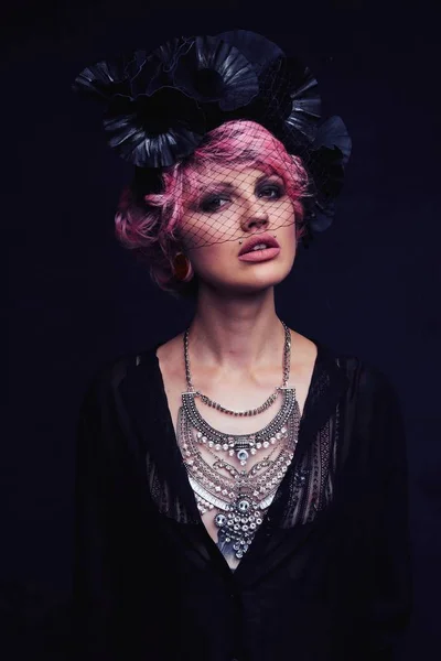 ピンク髪 ネックレスを持つ女性の美しい肖像画 — ストック写真