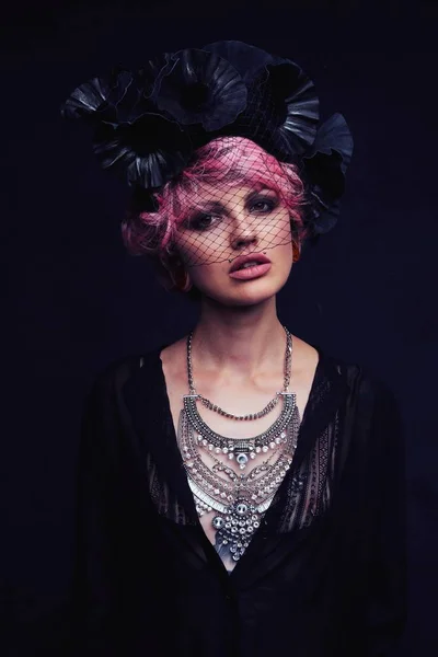 粉红色的头发和项链的妇女美丽的肖像 — 图库照片