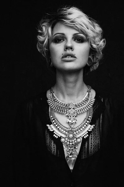 Güzel Dövme Headdress Kadın Ile Portresi — Stok fotoğraf