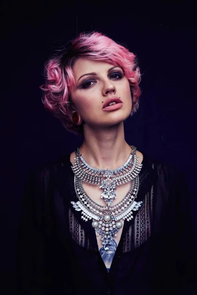 Beau Portrait Femme Aux Cheveux Roses Collier — Photo