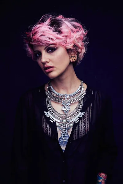 Mooi Portret Van Een Vrouw Met Roze Haren Ketting — Stockfoto