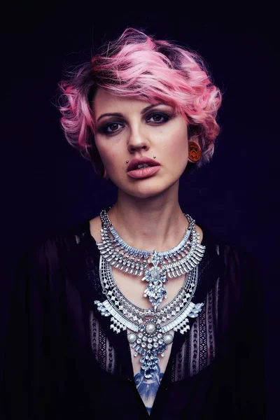 Retrato Bonito Mulher Com Cabelo Rosa Colar — Fotografia de Stock