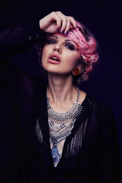 Hermoso Retrato Mujer Con Pelo Rosa Collar —  Fotos de Stock