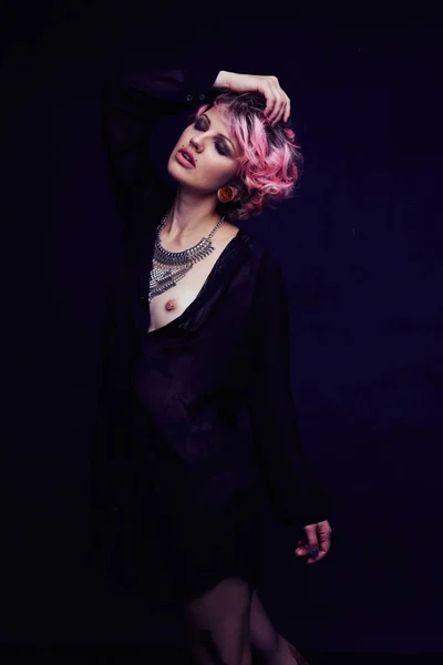 Красивий Портрет Жінки Рожевим Волоссям Намистом — стокове фото