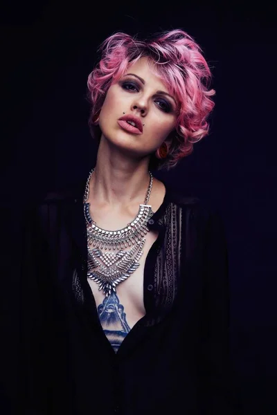 Hermoso Retrato Mujer Con Pelo Rosa Collar — Foto de Stock