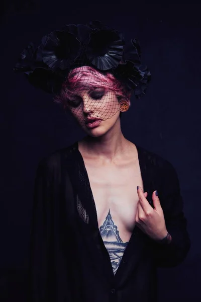 Kadın Pembe Saçlı Dövme Güzel Portresi — Stok fotoğraf