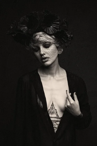 Retrato Bonito Mulher Com Tatuagem Cobertura Para Cabeça — Fotografia de Stock