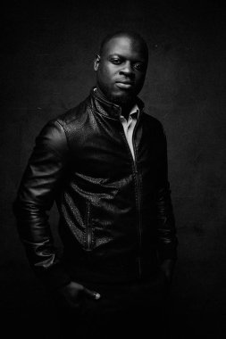 yakışıklı genç Afro-Amerikan adam portresi stüdyo 