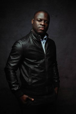 yakışıklı genç Afro-Amerikan adam portresi stüdyo 