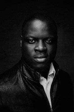 yakışıklı genç Afro-Amerikan adam portresi stüdyo 