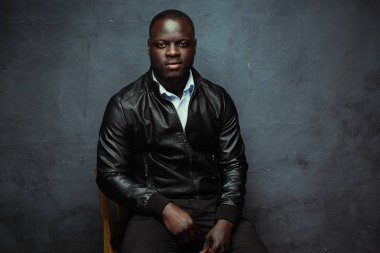 yakışıklı genç Afro-Amerikan adam portresi stüdyo 