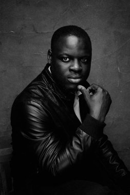 yakışıklı genç Afro-Amerikan adam portresi stüdyo 