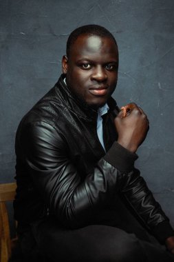 yakışıklı genç Afro-Amerikan adam portresi stüdyo 