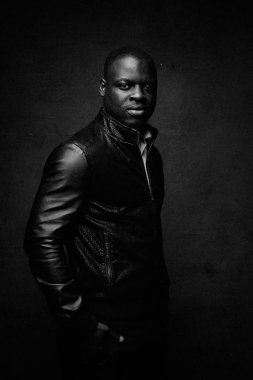 yakışıklı genç Afro-Amerikan adam portresi stüdyo 