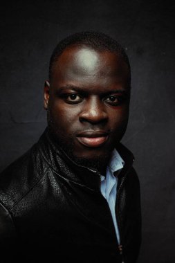 yakışıklı genç Afro-Amerikan adam portresi stüdyo 