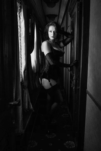 Frumos Sexy Femeie Lenjerie Neagră Ciorapi Care Pozează Interior — Fotografie, imagine de stoc