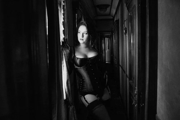 黒のランジェリーとストッキング屋内ポーズの美しいセクシーな女性 — ストック写真